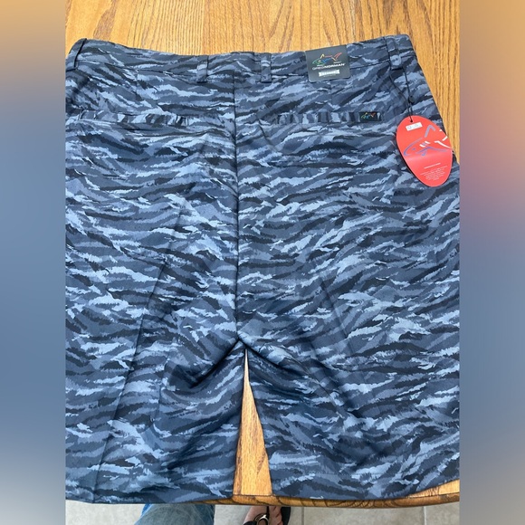 Greg Norman ML75
Mircolux Golf Shorts - Picture 2 of 2